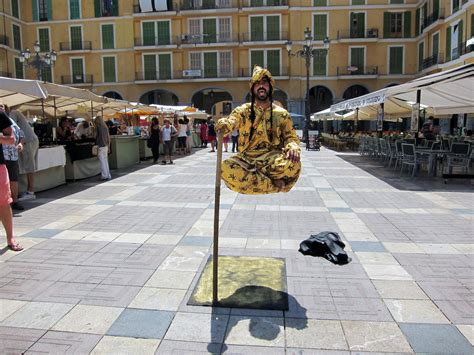 how do street performers levitate on a cane